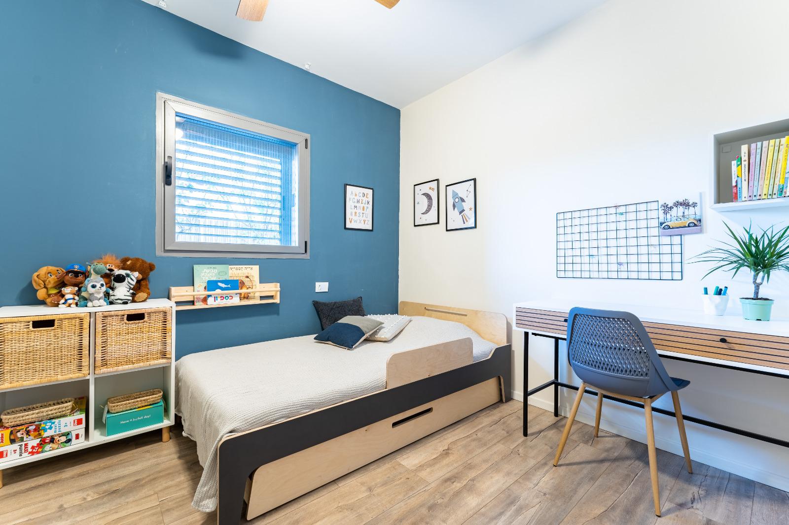 ‏כשקיבלתי את הדירה הזאתי חלק מהצרכים של הלקוחות היה להקטין את חדר הורים שבמקור היה שני חדרים, להשאיר אותו בגודל של חדר וחצי ולעשות חצי חדר עבודה. כמו כן היה משהו מוזר במקלחת שם, קודם כל היא הייתה מקלחת עם קיר שקוף, אני לא מתחברת לטרנד הזה אני חושבת שהוא לא פרקטי. והכיור היה מחוץ לחדר עוד טרנד לא נוח. חוץ מזה לבינו את כל הדירה וזה התוצאה. עיצוב פנים של הדירה הזאת כלל גם החלפת תאורה והום סטיילינג לכל הבית עד הפרט הכי קטן שכולל אקססוריז ועציצים